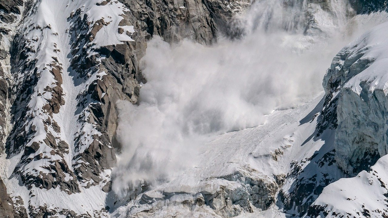 В Австрії під лавиною загинуло троє лижників - зображення