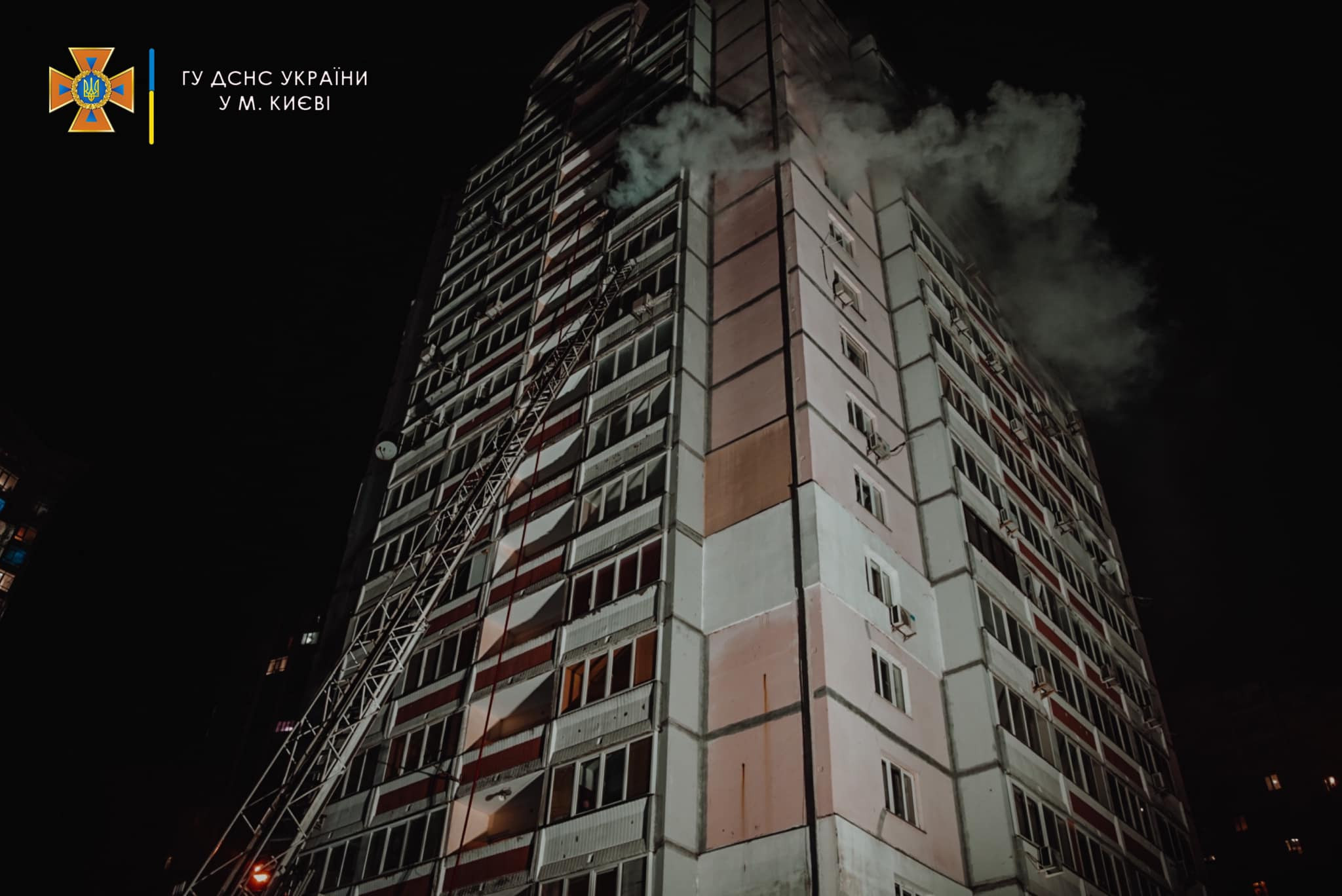 У Києві через пожежу в багатоповерхівці евакуювали 30 людей - зображення