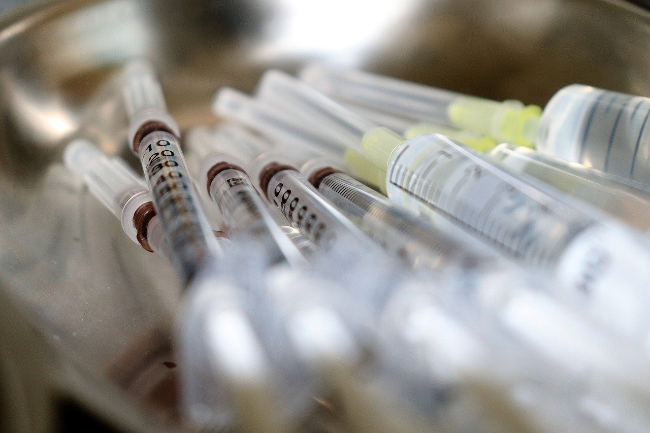 У Бровари завезли вакцину AstraZeneca: де і коли можна зробити щеплення - зображення