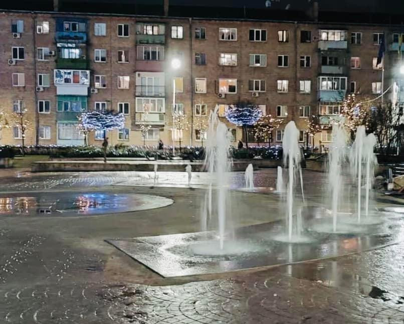 У Бучі в центрі міста запрацював фонтан (ВІДЕО) - зображення