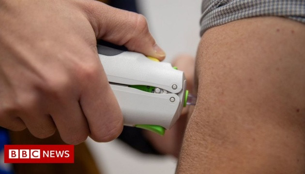 У Британії тестують безголкову вакцину - зображення