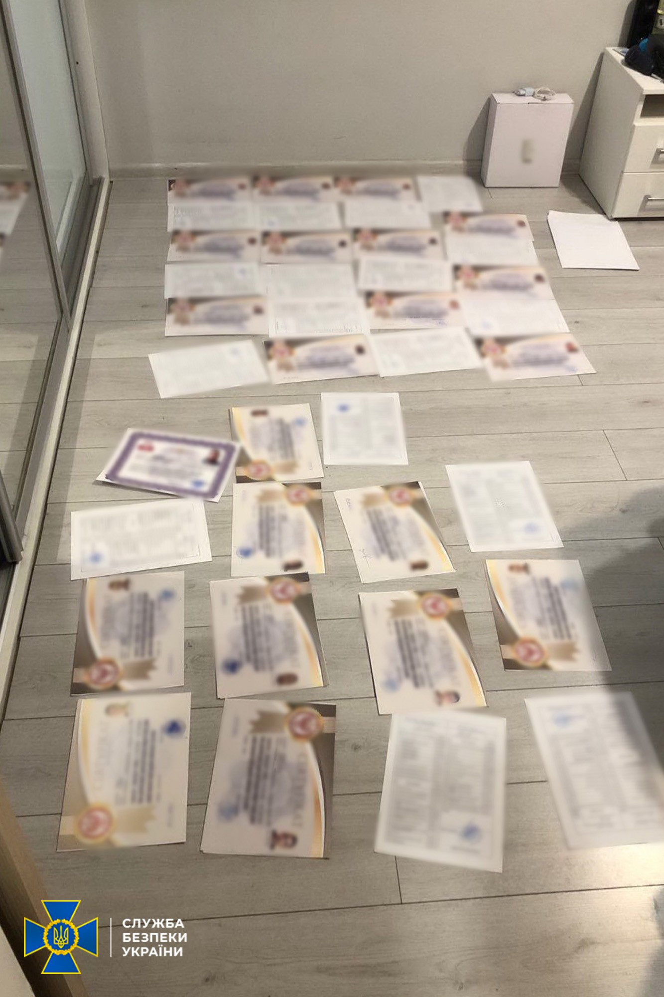 СБУ викрила на Київщині зловмисників, які виготовляли фальшиві документи для нелегалів - зображення