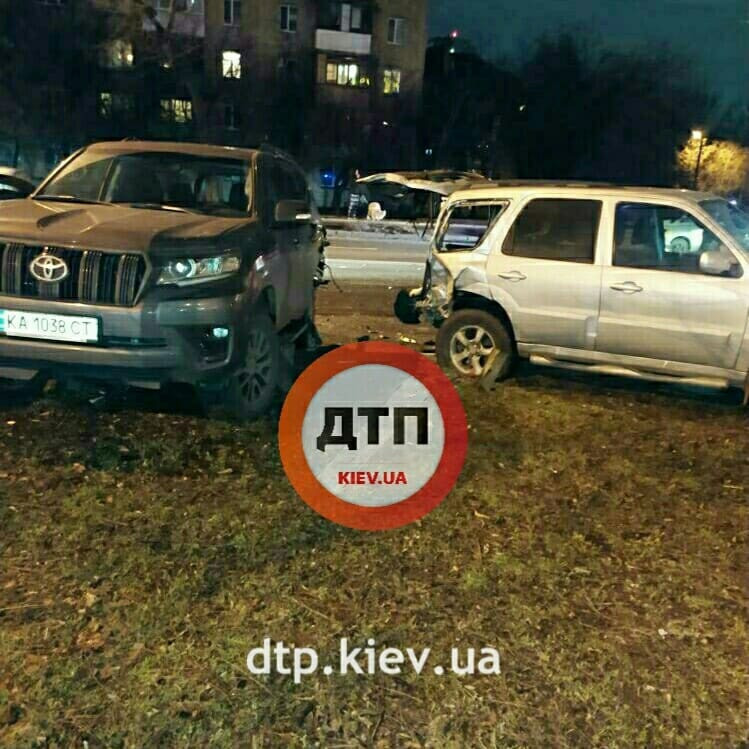 Розтрощив 10 авто: у Києві чоловік влаштував масштабну ДТП та втік з місця події - зображення