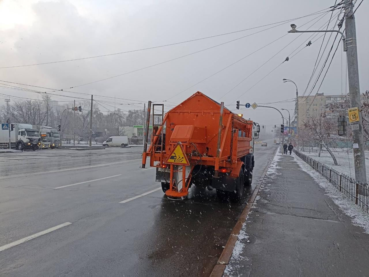 Київ накрив снігопад: на дороги столиці вийшла спецтехніка - зображення