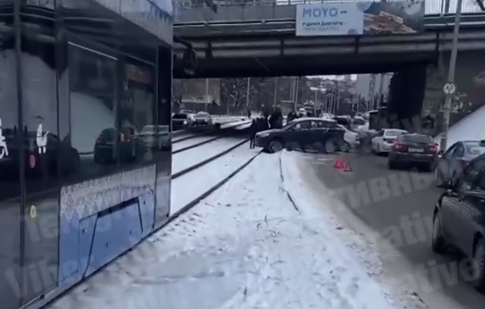 ДТП заблокувала в Києві рух швидкісного трамвая - зображення