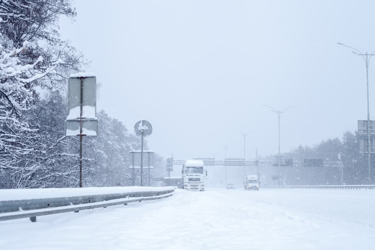 Через складні погодні умови обмежать в’їзд вантажівок до Києва - зображення