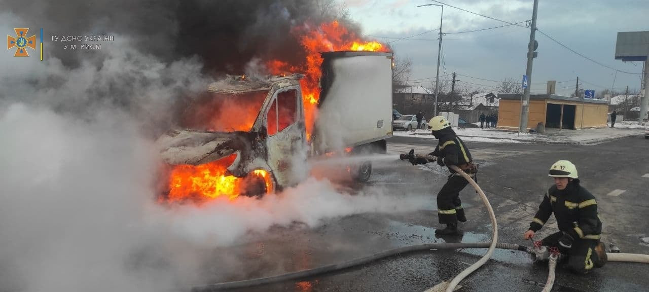 У Києві вантажівка загорілася під час руху - зображення