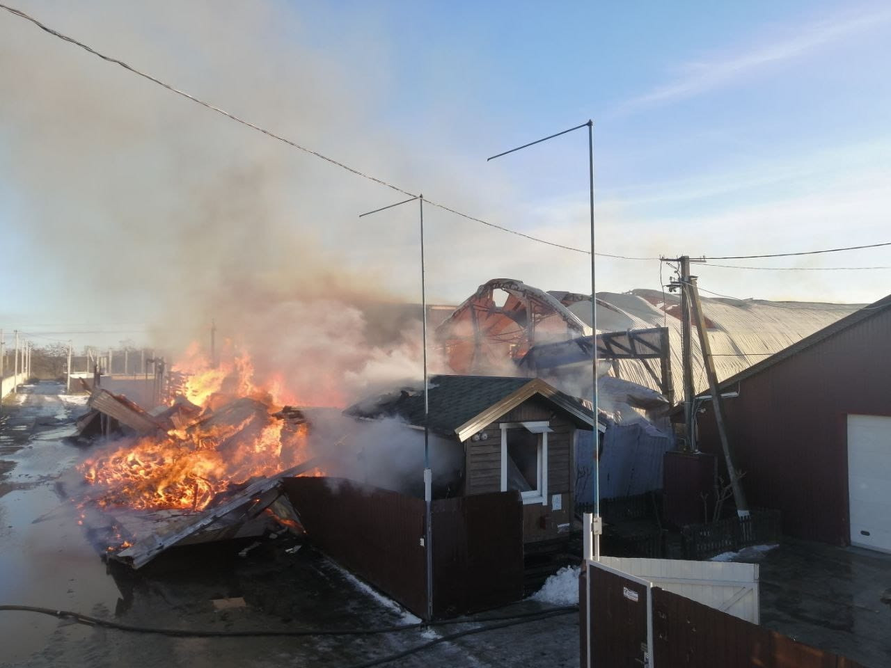 На Бориспільщині горить пилорама - зображення