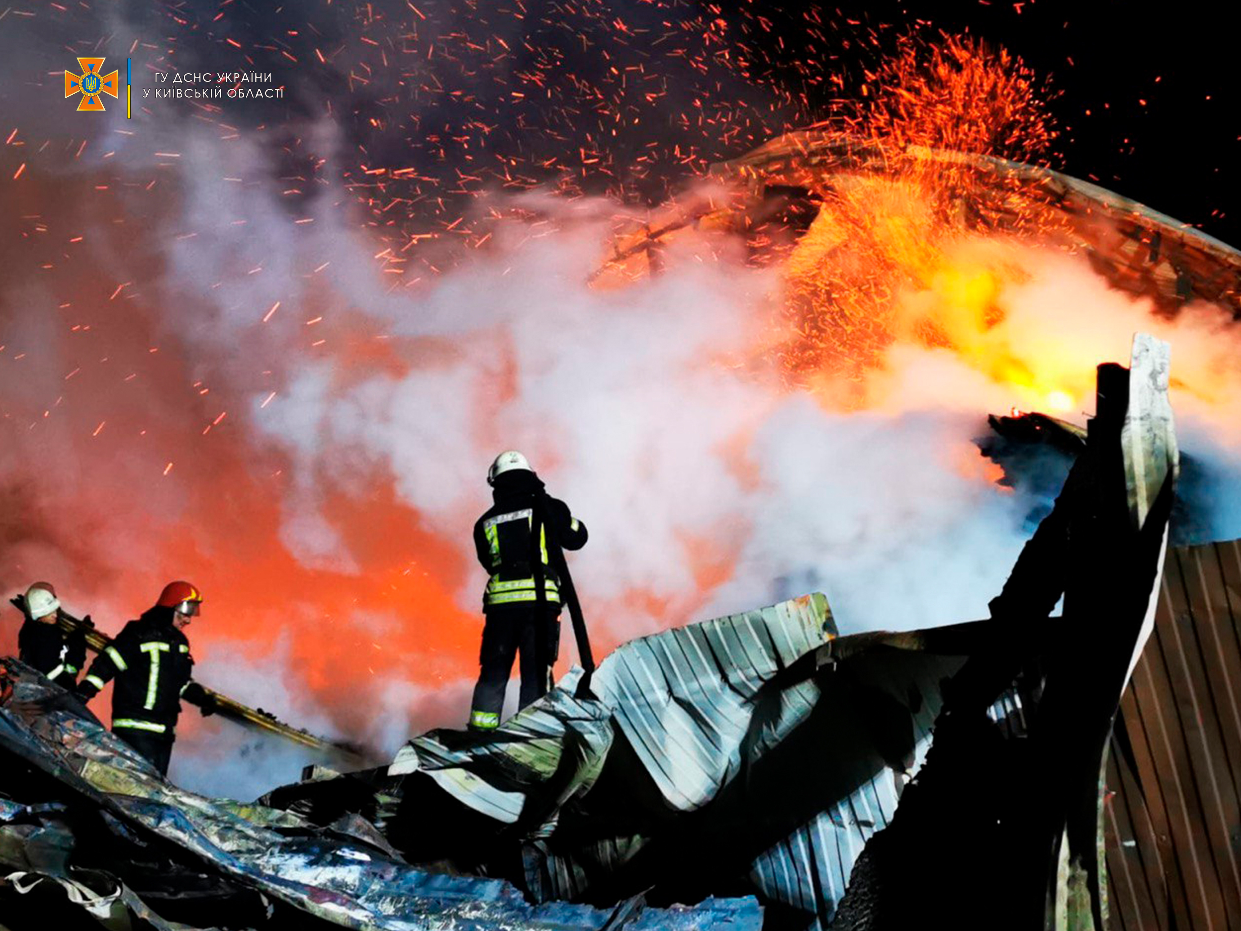 Залучили 40 рятувальників: на Бориспільщині сталася масштабна пожежа (ВІДЕО) - зображення