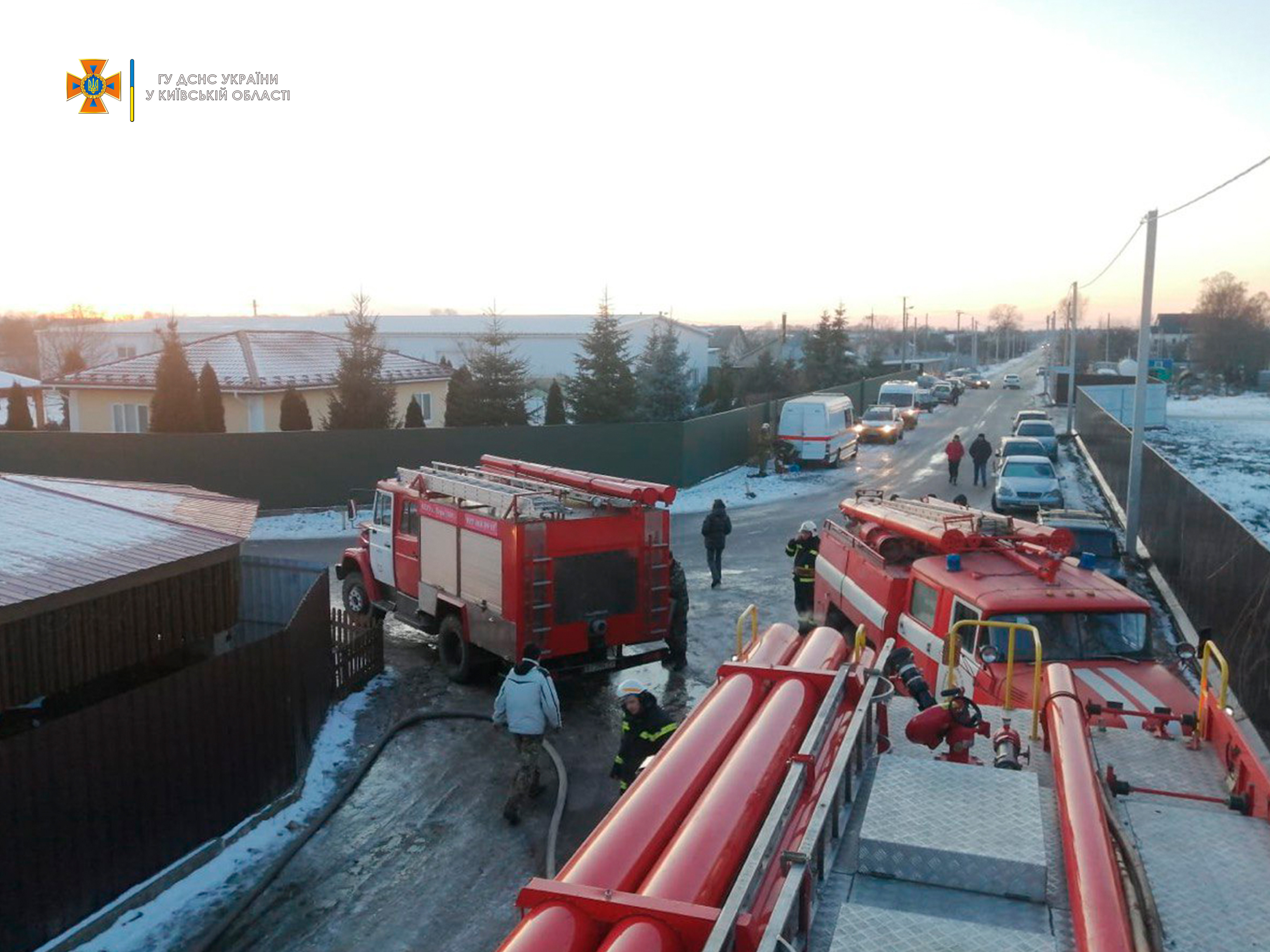 Залучили 40 рятувальників: на Бориспільщині сталася масштабна пожежа (ВІДЕО) - зображення