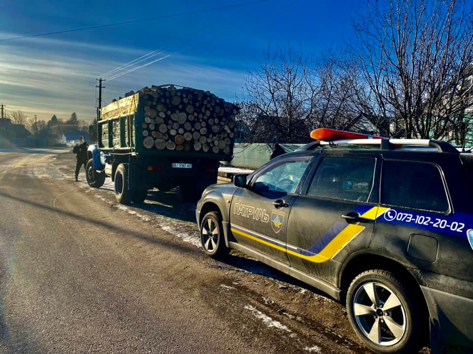 У Білоцерківському районі затримали вантажівку з незаконно зрубаною деревиною - зображення