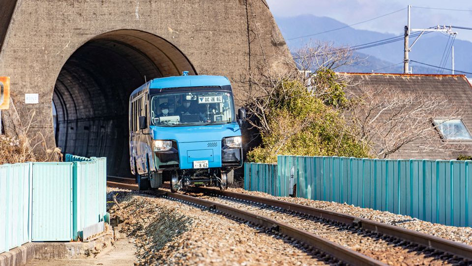 В Японії запустили перший у світі автобус-потяг - зображення