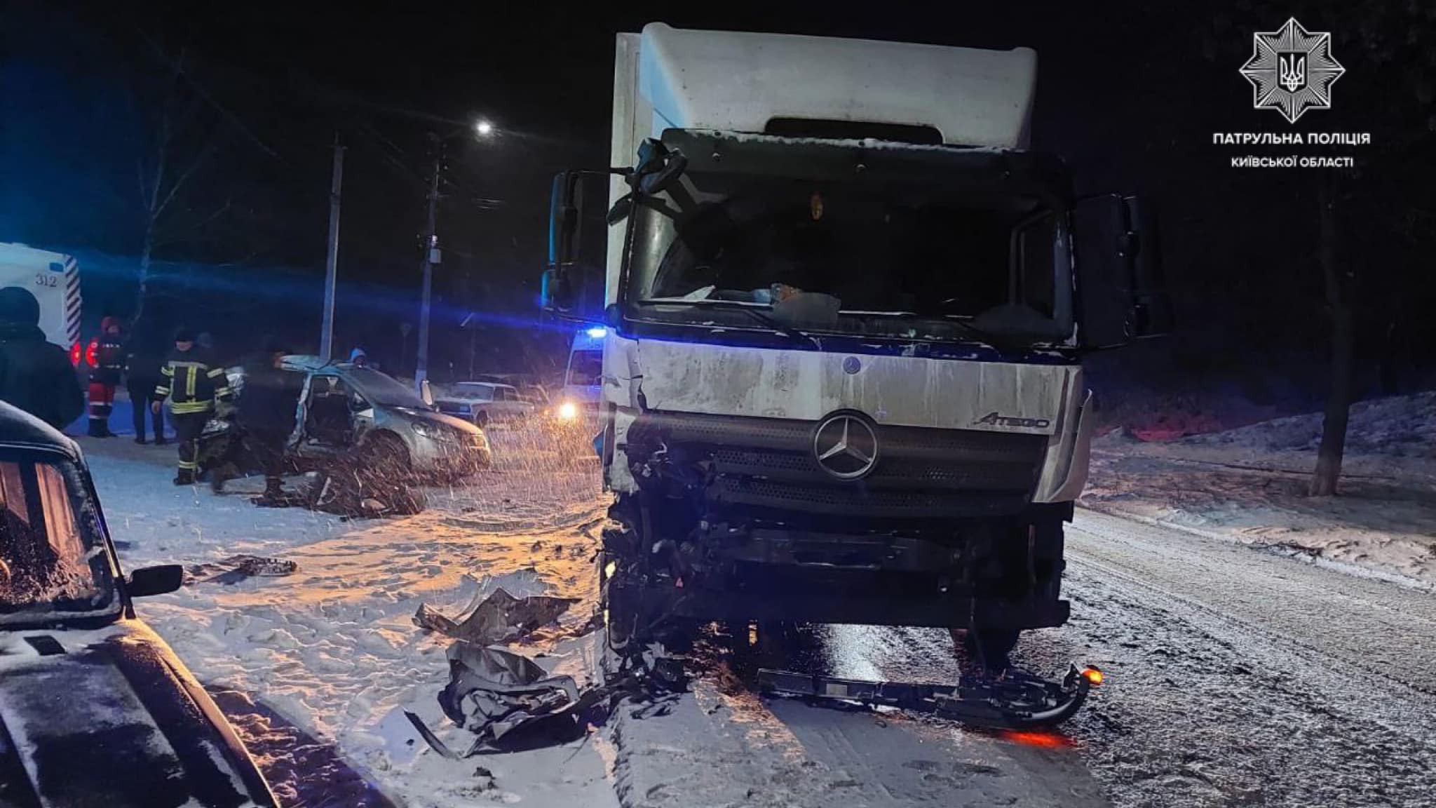 На дорозі Київ –  Знам'янка ускладнено рух: вантажівка влетіла у легковик - зображення