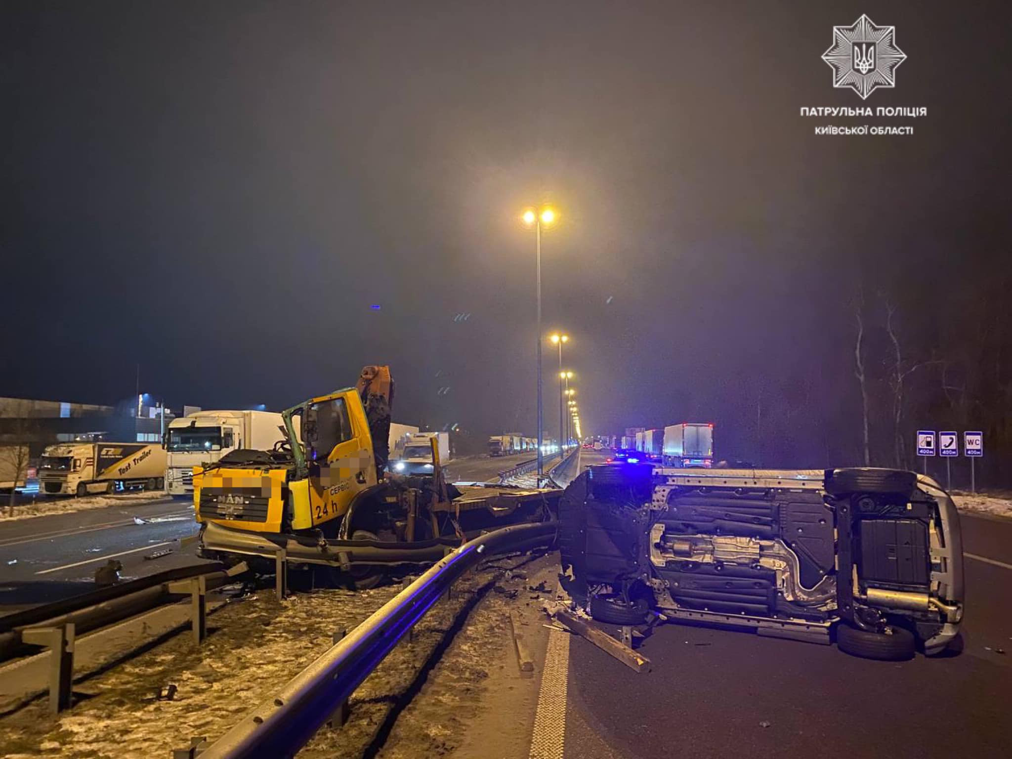На трасі на Київщині сталася ДТП з вантажівкою та евакуатором: є постраждалі - зображення