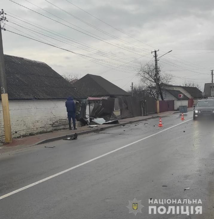 На Броварщині водій на швидкості протаранив два паркани та будівлю - зображення