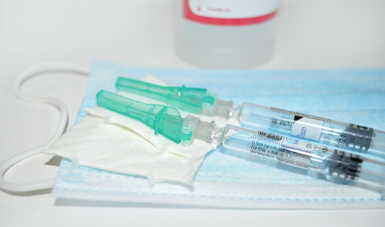 МОЗ: в Україні вже понад пів мільйона доз COVID-вакцин непридатні для використання - зображення