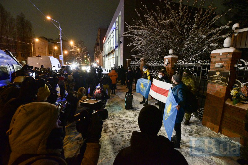 У Києві влаштували акцію протесту під посольством Казахстану - зображення