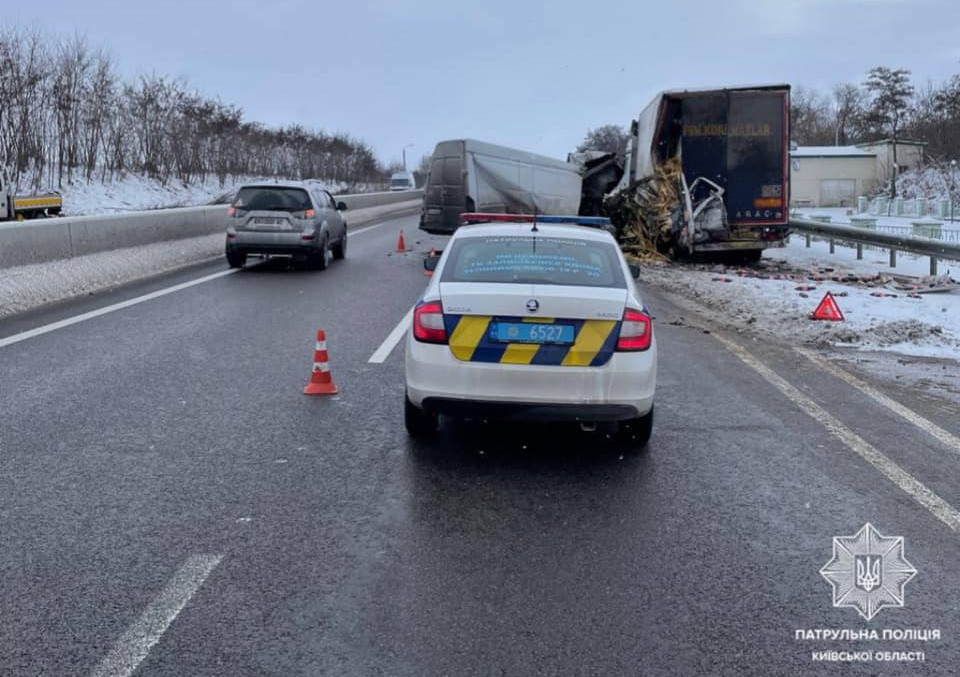 На Білоцерківщині сталася ДТП: мікроавтобус врізався у вантажівку - зображення
