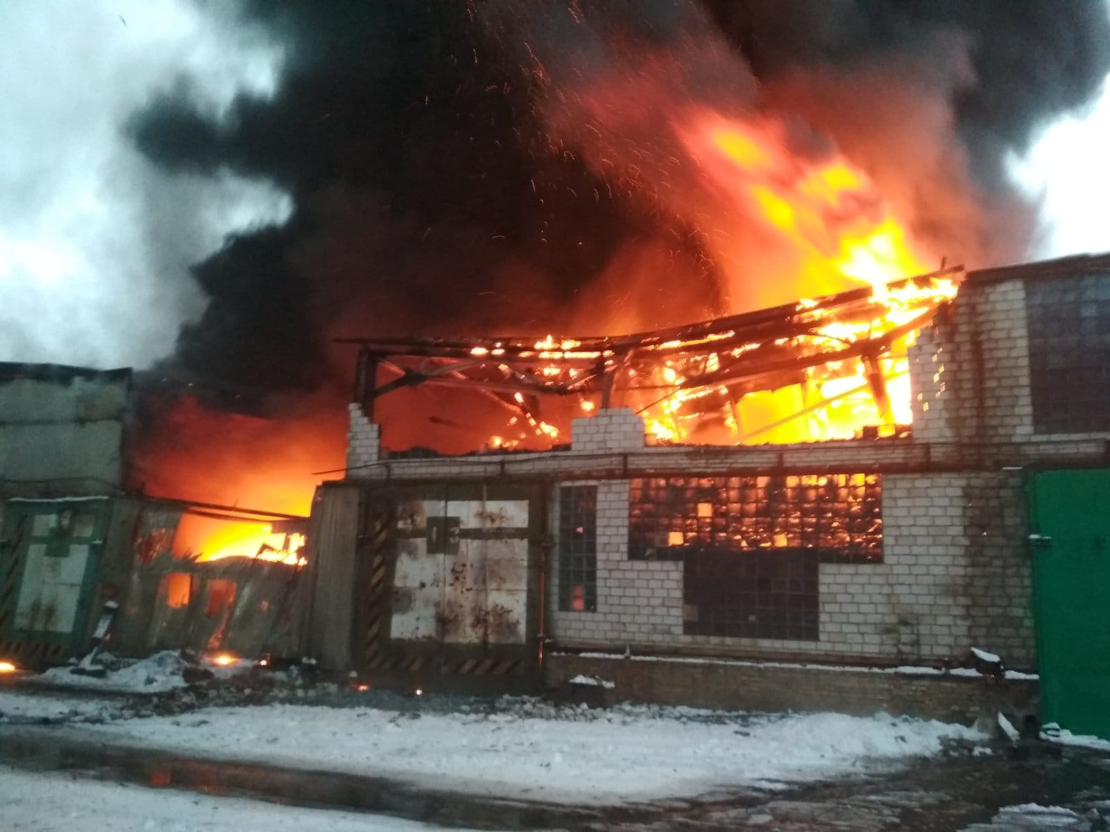 Масштабна пожежа в Бородянці: палає склад з автошинами - зображення