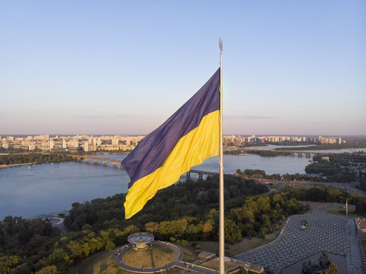У Києві через шквальний вітер приспустили найбільший прапор України - зображення