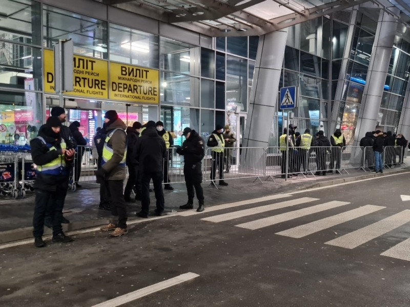 Аеропорт Київ оточили правоохоронці - зображення
