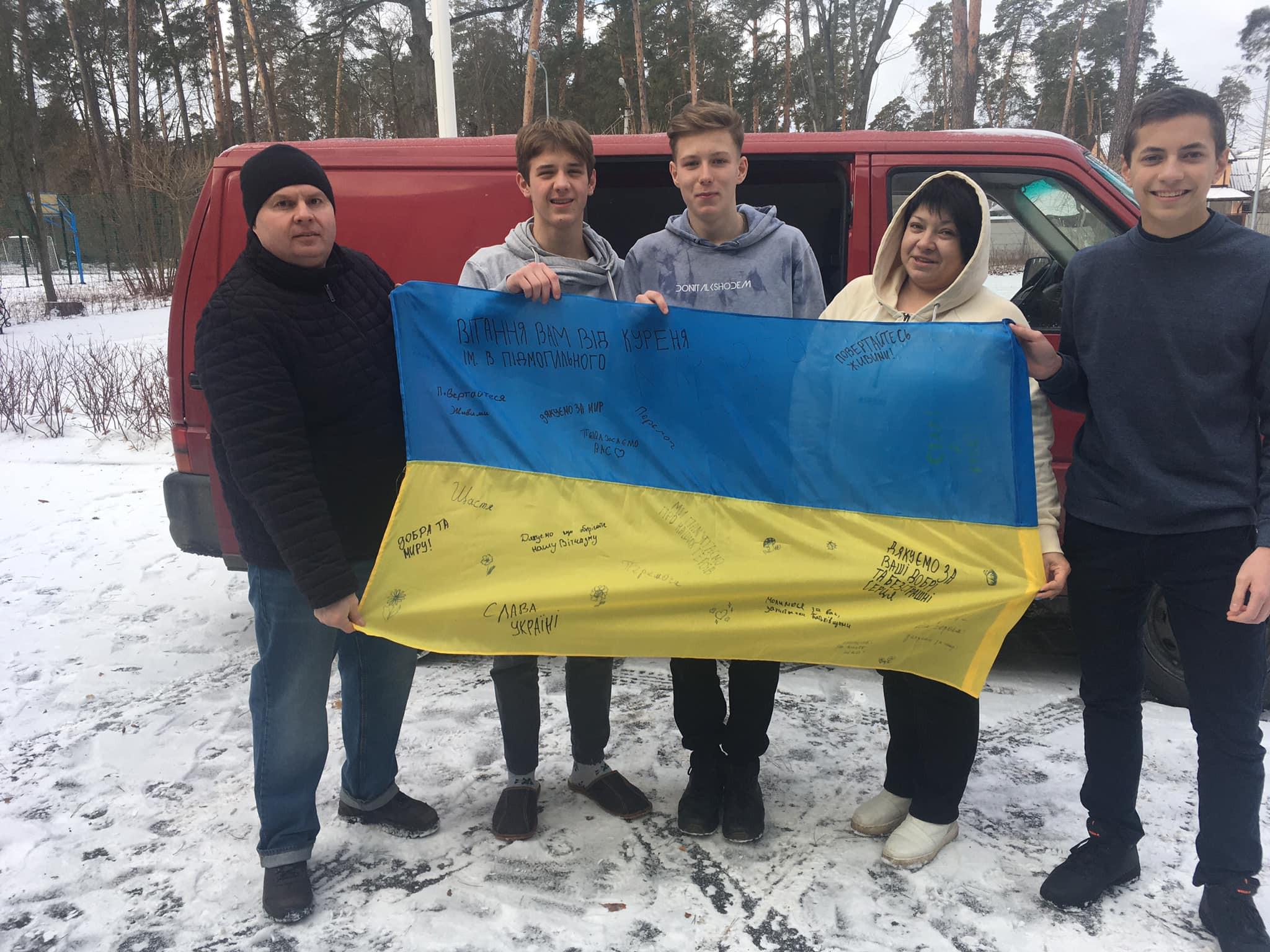 Солодощі, малюнки та слова подяки: школярі Ворзеля відправили гостинці військовим на Донбас - зображення
