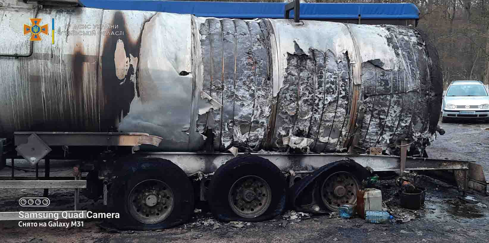 На Броварщині горіла вантажівка з мазутом - зображення