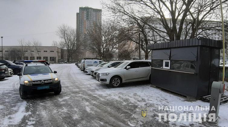 Винахідливі посадовці: на території медзакладу в Києві облаштували парковку - зображення