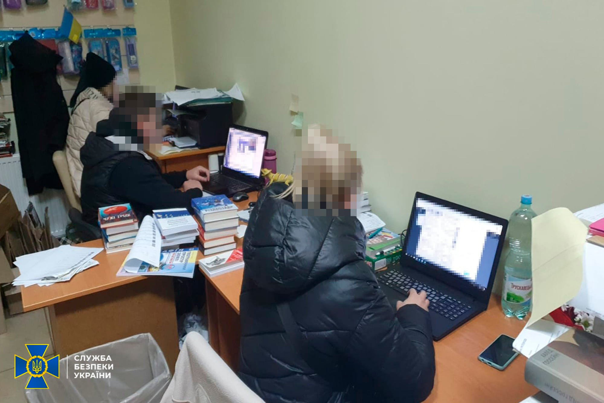 Доставляли екстремістську літературу з РФ: СБУ накрила на Київщині пропагандистську мережу - 2 - зображення