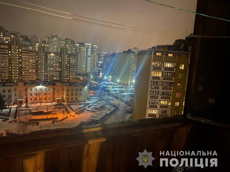 У Києві жінка намагалась стрибнути з дванадцятиповерхівки з сином - зображення