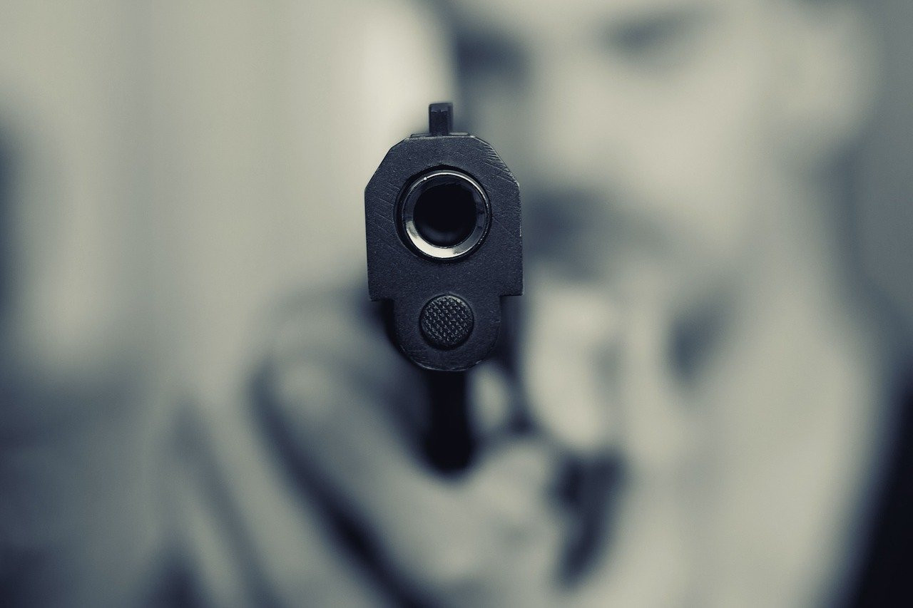 У Борисполі чоловік грозив дитині пістолетом на дитячому майданчику - зображення
