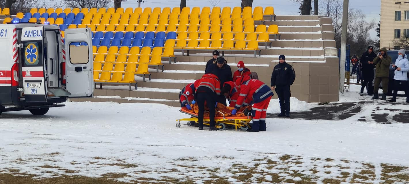 На Київщині двох тяжкохворих пацієнтів доправили до столиці спецгелікоптером - зображення