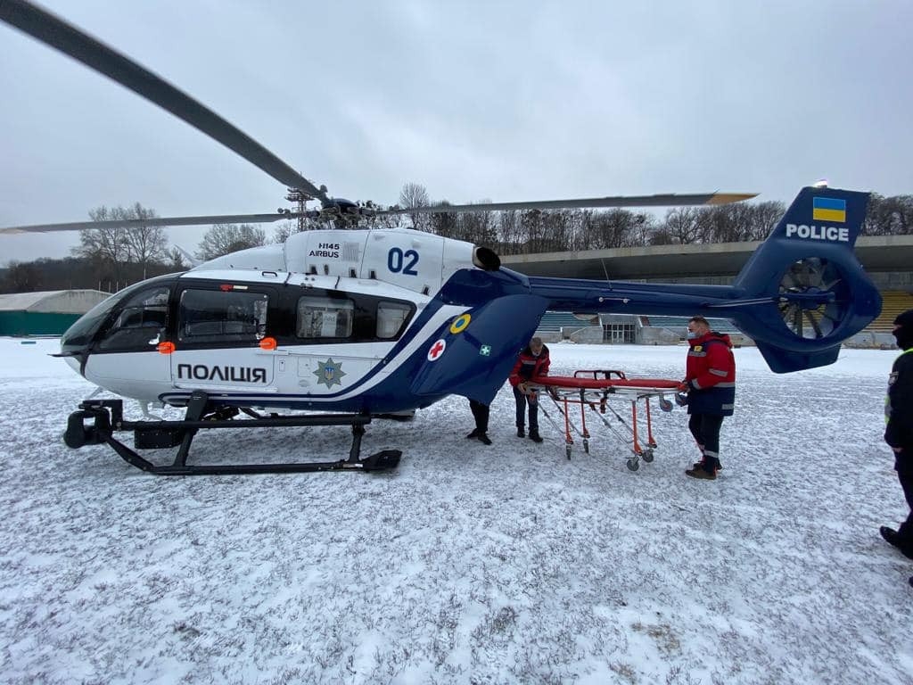 На Київщині двох тяжкохворих пацієнтів доправили до столиці спецгелікоптером - 1 - зображення