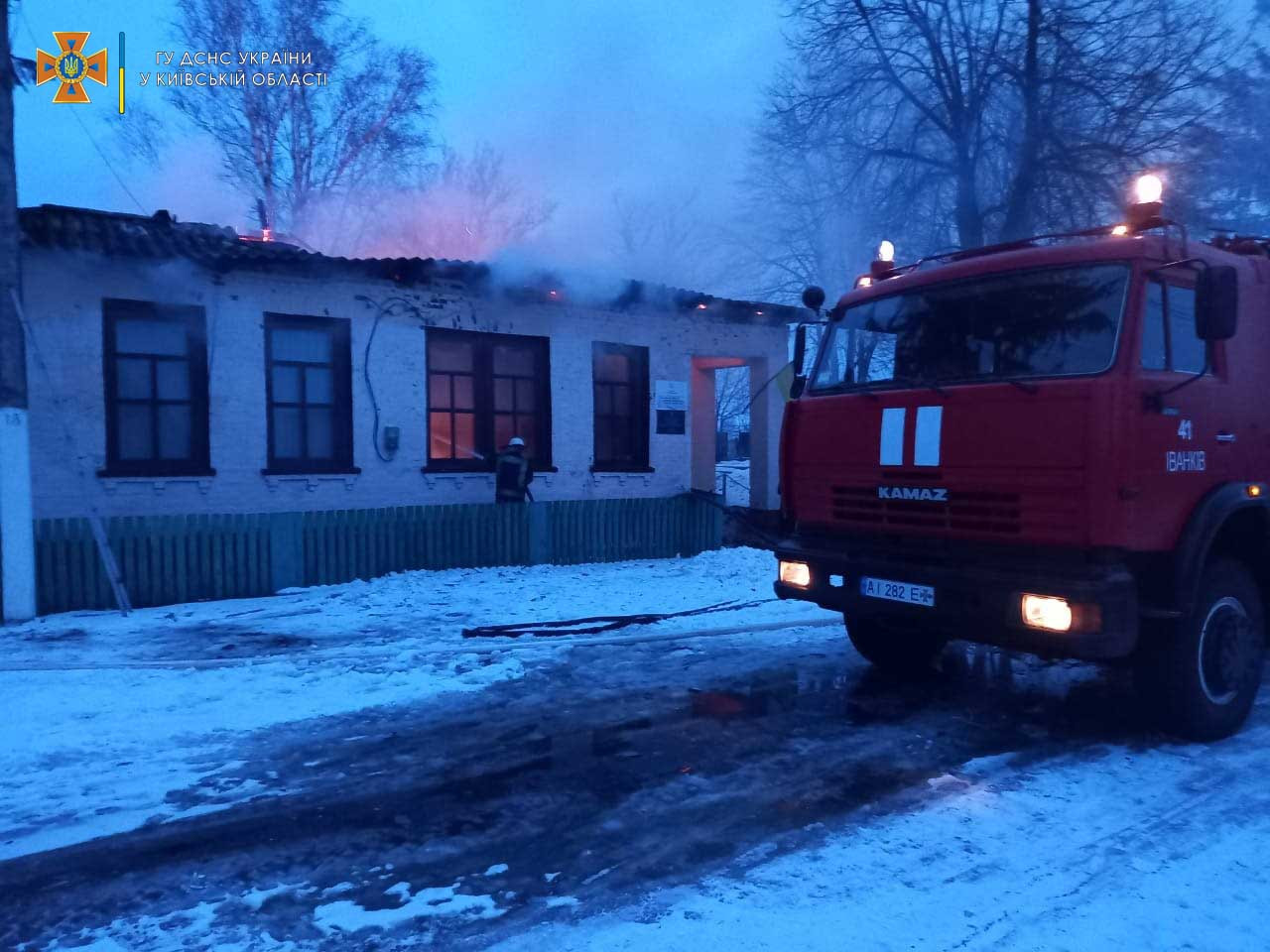 Пожежа у Поліській ОТГ: горіла сільрада та бібліотека - зображення