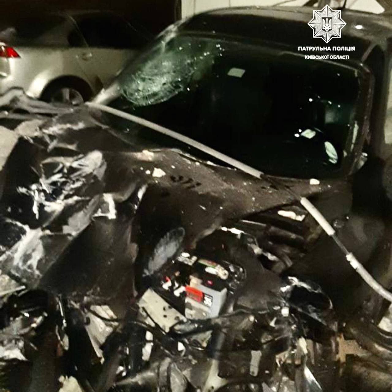 У Борисполі автівка влетіла в стовп та знесла паркан - зображення