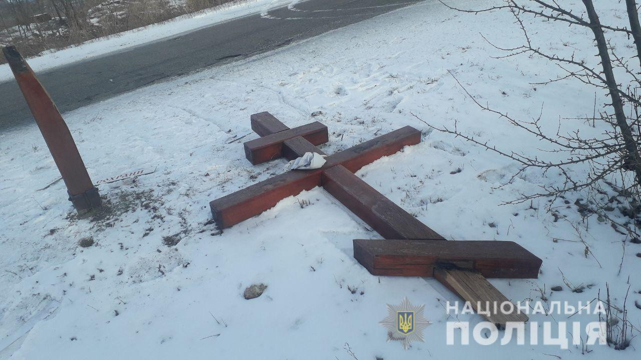 На Броварщині двоє молодих вандалів зламали пам'ятний хрест - зображення