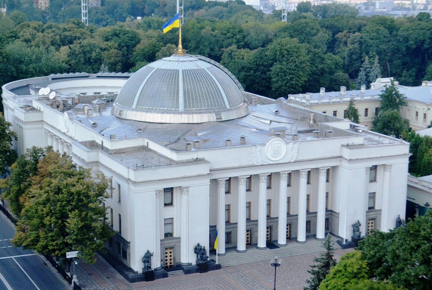 У Києві чоловік молотком розбив вікно Ради - зображення