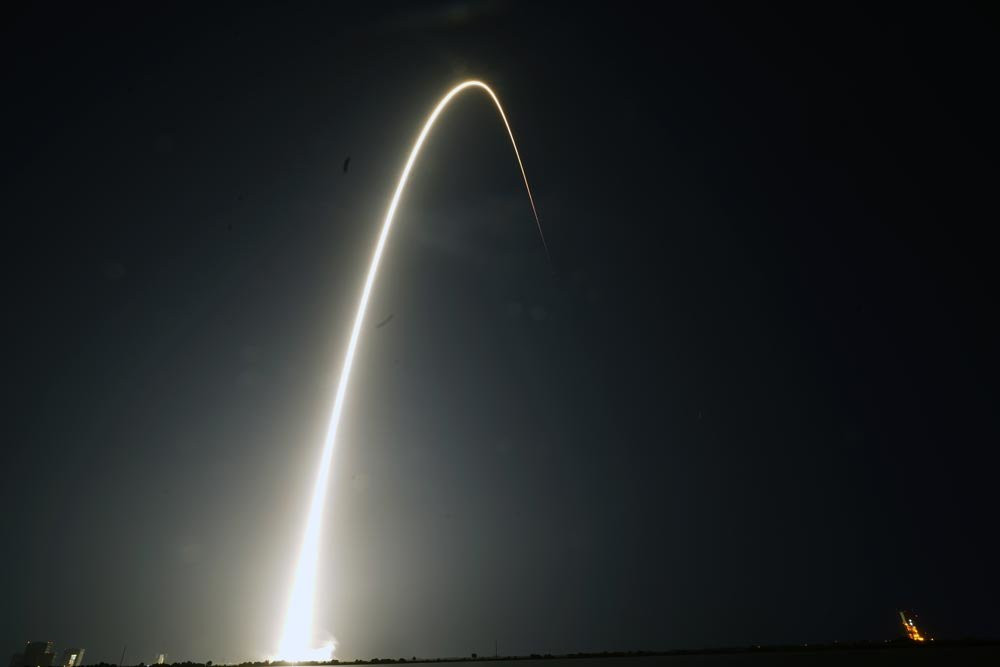 SpaceX через геомагнітну бурю могла втратити 40 новеньких супутників Starlink - зображення