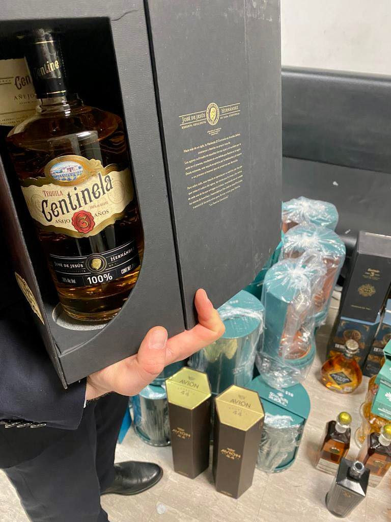 У Борисполі митники виявили у жінки 10 валіз з елітним алкоголем - 1 - зображення