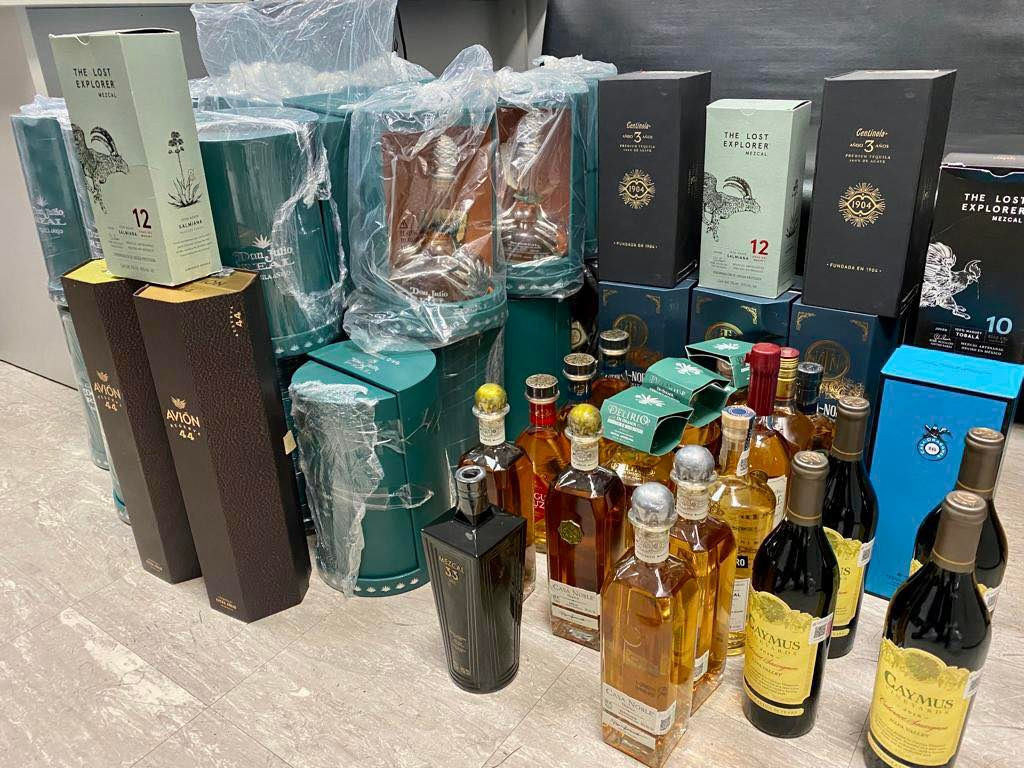 У Борисполі митники виявили у жінки 10 валіз з елітним алкоголем - зображення