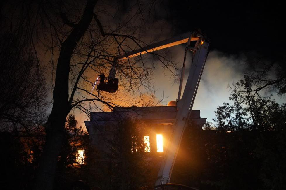 У Києві палала гімназія східних мов: пожежу гасили 60 рятувальників - зображення