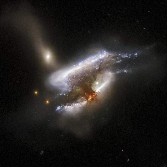 Нова дивовижна світлина від Хаббл: злиття трьох галактик у сузір'ї Раку - зображення