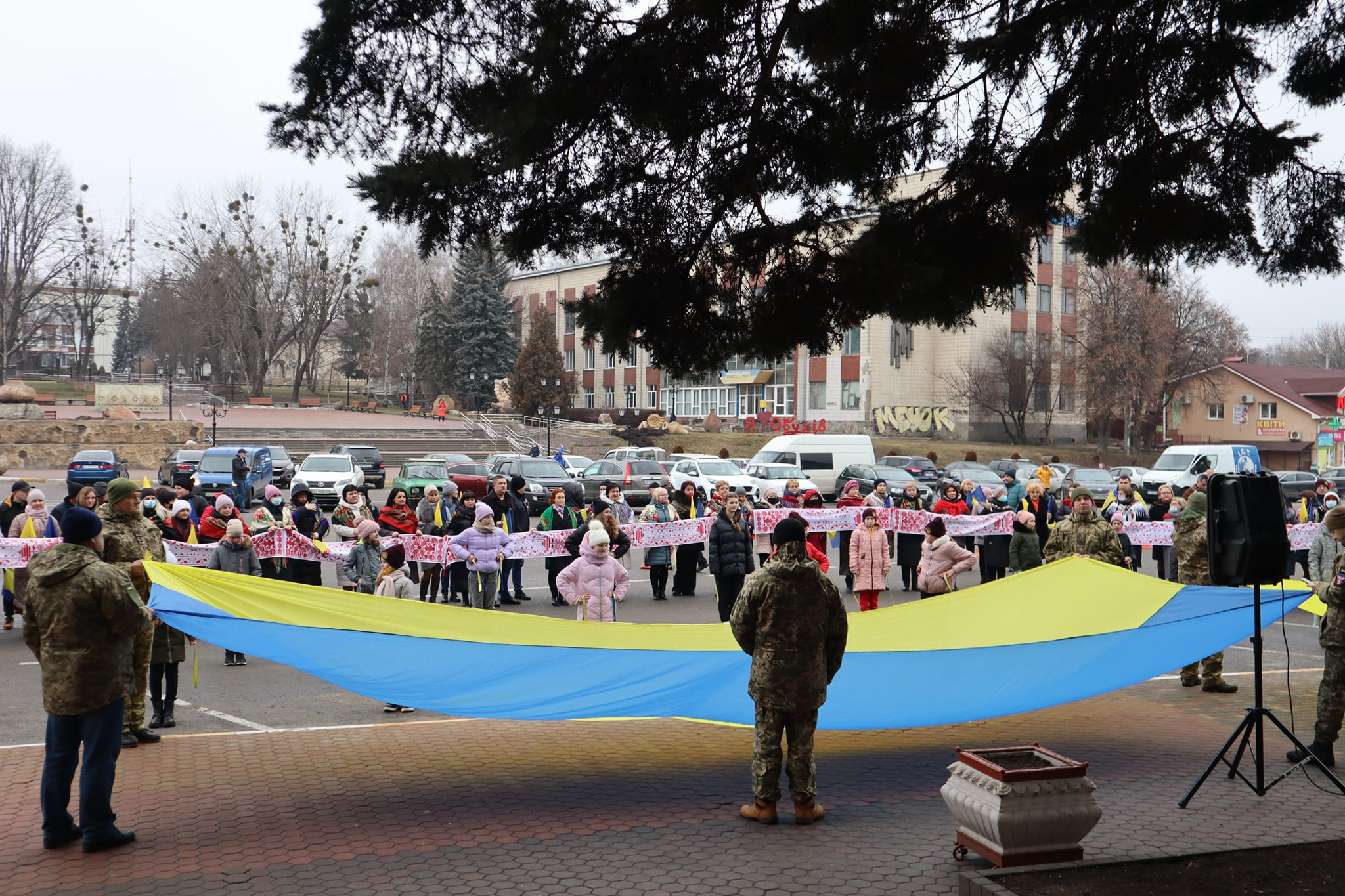 В Обухові на День єднання розгорнули величезний прапор України - зображення