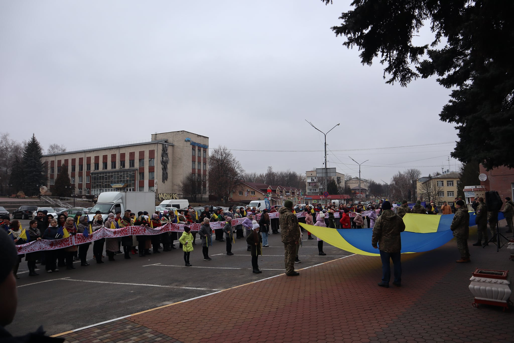 В Обухові на День єднання розгорнули величезний прапор України - 1 - зображення