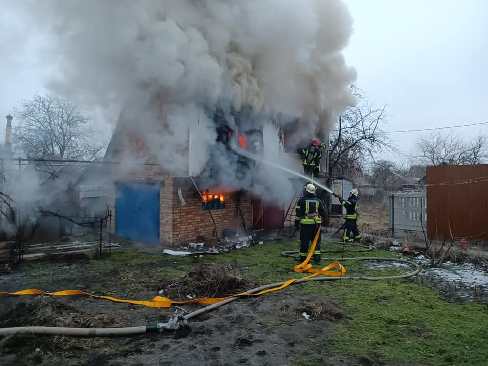 У Броварах врятували людину з палаючого будинку - зображення