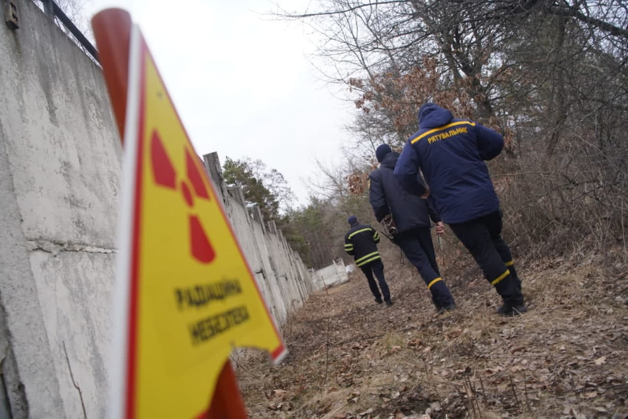 МВС спростувало інформацію про те, що ворожий снаряд потрапив у сховище радіоактивних відходів на Київщині - зображення