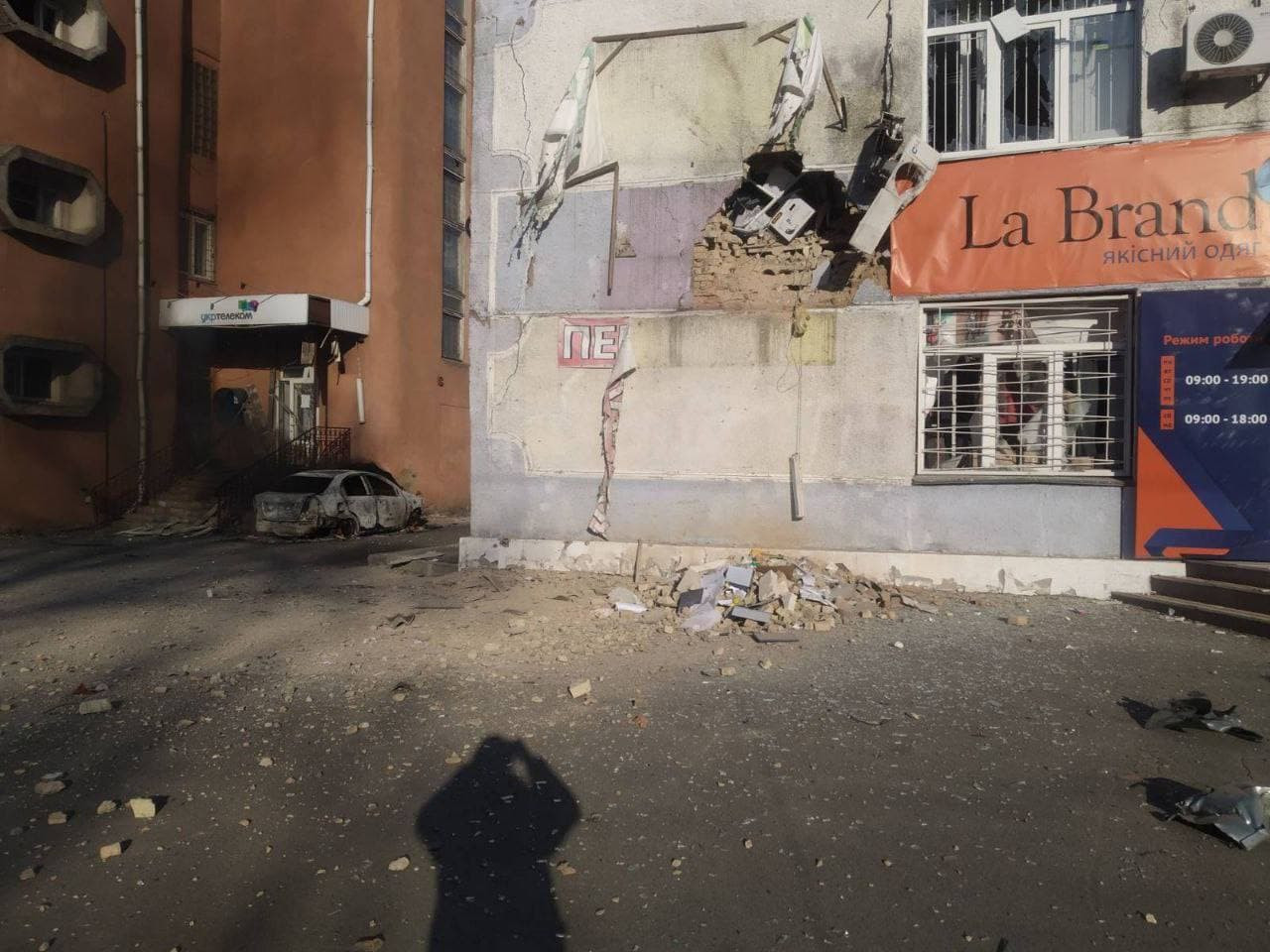 Обстріл Бородянки: горять супермаркети, жертв немає - 2 - зображення