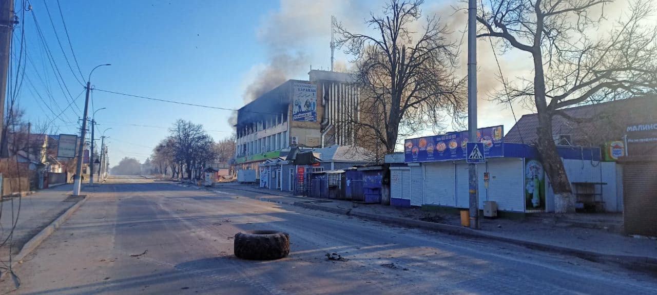 Обстріл Бородянки: горять супермаркети, жертв немає - 4 - зображення