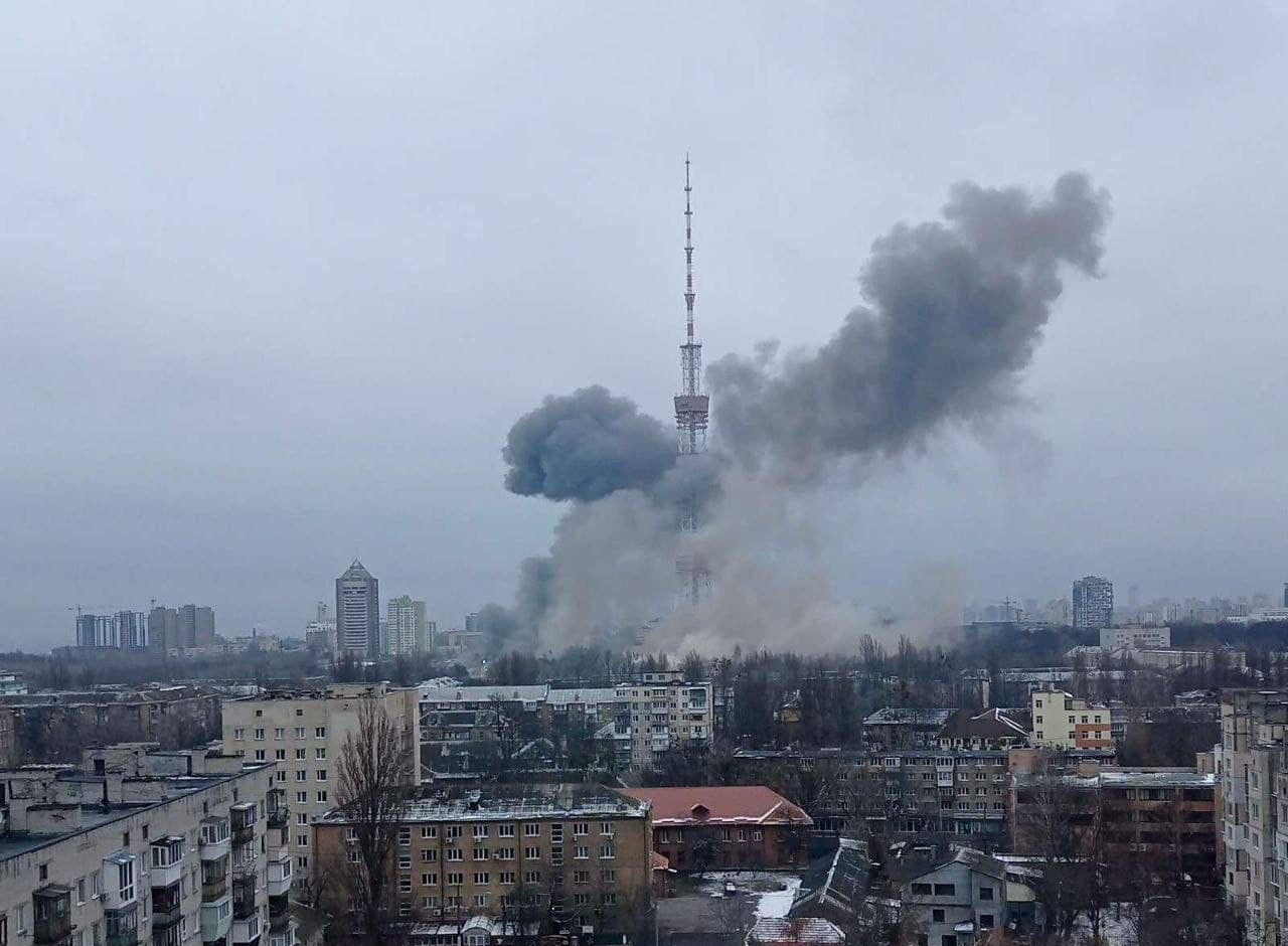 Окупанти обстріляли телевежу у Києві - зображення