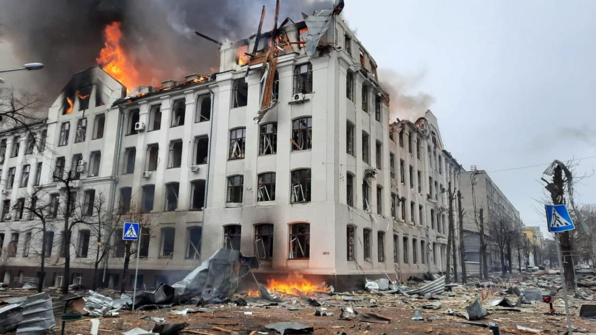 Центр Харкова знову під обстрілами: горять управління поліції та університет - зображення